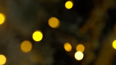 Noel süs ağacı bokeh ışıkları ile üzerinde.