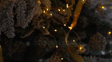 Noel süs ağacı bokeh ışıkları ile üzerinde.