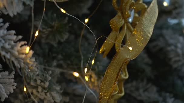 Adorno de Navidad en el árbol con luces bokeh . — Vídeo de stock