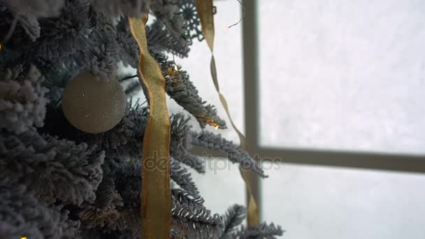 Χριστουγεννιάτικο στολίδι στο δέντρο με φώτα bokeh. — Αρχείο Βίντεο