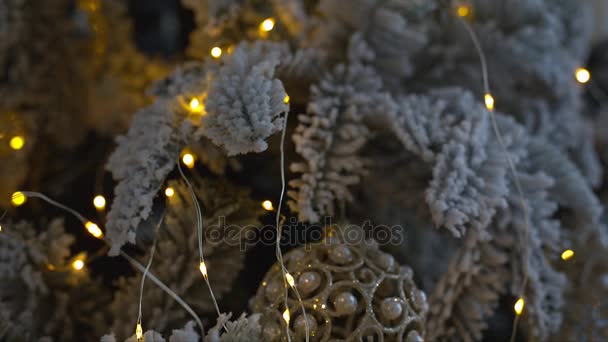 Kerst ornament op boom met bokeh lichten. — Stockvideo
