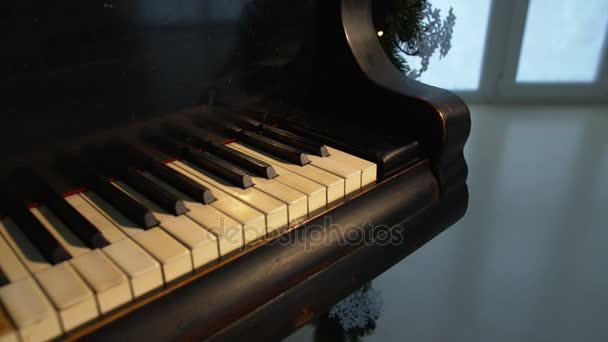 Julgran och dekoration med piano. — Stockvideo