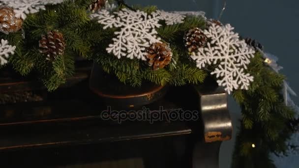 Kerstboom en versiering met piano. — Stockvideo