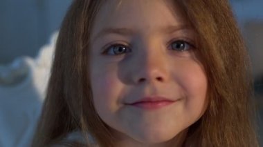 Küçük kız gülümsüyor. Yakın çekim