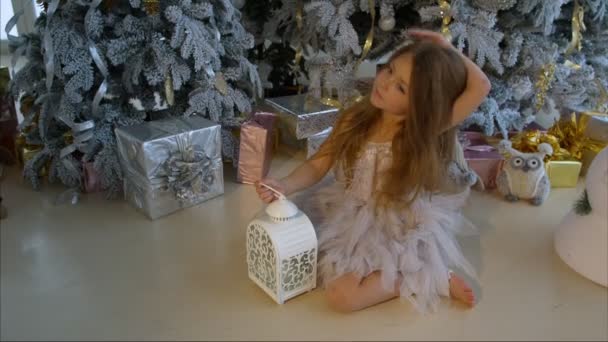 Glückliches kleines Mädchen am Weihnachtsbaum — Stockvideo