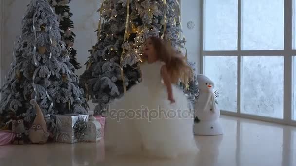 Menina feliz na árvore de Natal — Vídeo de Stock