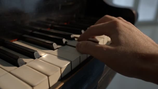 Klavierspielen, Nahaufnahme — Stockvideo