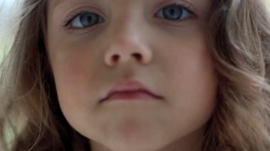 Güzel küçük kız gülümseyen yakın çekim