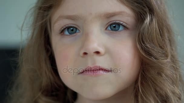 Gyönyörű kis lány mosolyogva közelről — Stock videók