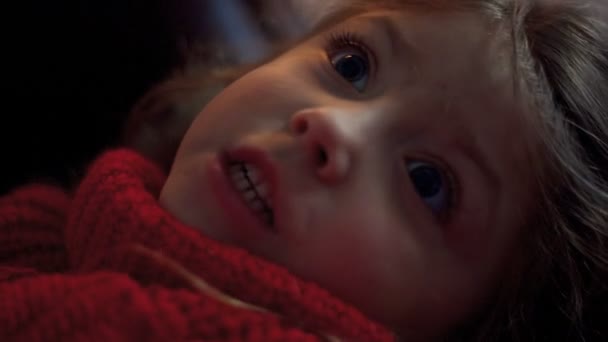 Красива маленька дівчинка посміхається крупним планом — стокове відео