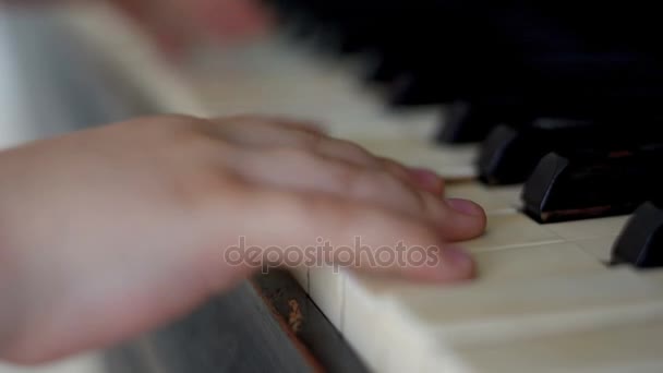 Gry piano, zbliżenie — Wideo stockowe