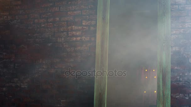Цегляна стіна в диму — стокове відео