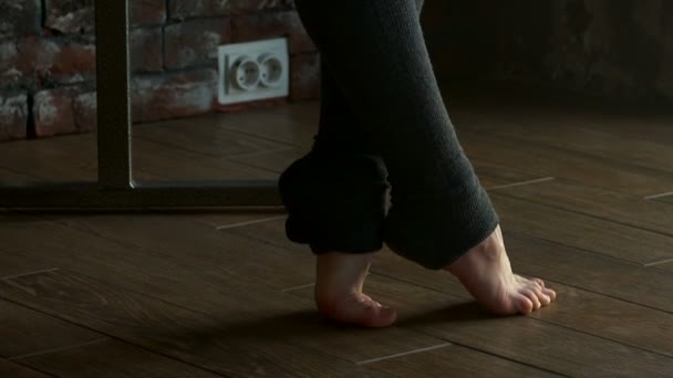 Gambe femminili di un ballerino primo piano — Video Stock