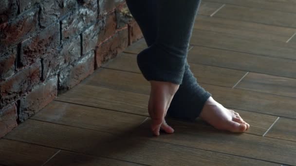 Jambes féminines d'une danseuse gros plan — Video