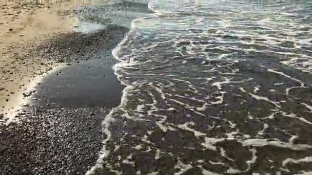 Άμμο και γαλικιανά παραλία και θάλασσα — Αρχείο Βίντεο