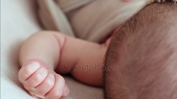 Крупный план новорожденного ребенка — стоковое видео
