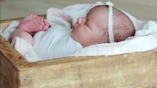 Pequeño bebé recién nacido — Vídeo de stock