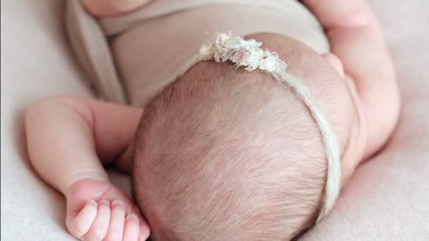 Yeni doğan bebek yakın çekim — Stok video