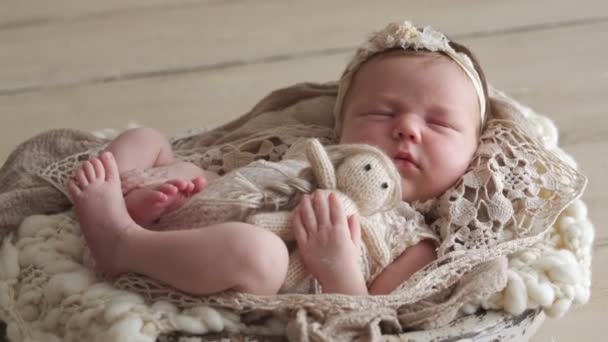 Pequeño bebé recién nacido — Vídeos de Stock