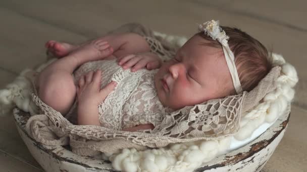 Pequeño bebé recién nacido — Vídeo de stock