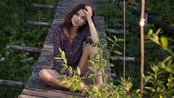 Joven hermosa chica en el bosque — Vídeos de Stock