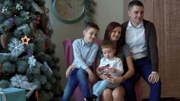 Famiglia felice all'albero di Capodanno — Video Stock