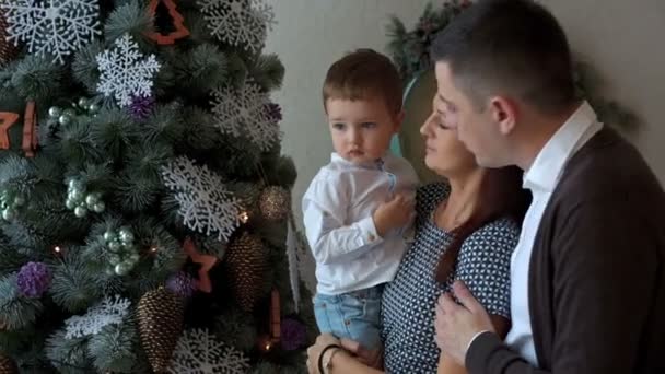 Familia feliz en el árbol de Año Nuevo — Vídeos de Stock