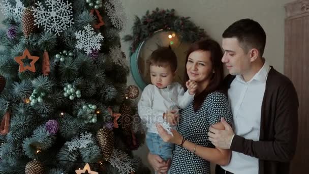 Familia feliz en el árbol de Año Nuevo — Vídeos de Stock