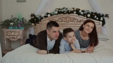 Mutlu genç aile yatakta yatıyordu.