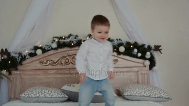 Genç bir anne ve oğlu yatakta yatıyordu