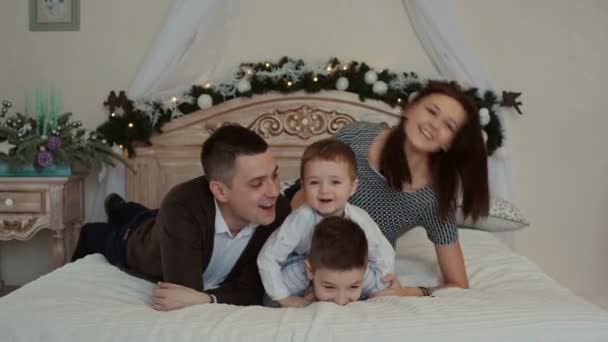 Happy young family lying on the bed. — Stock Video