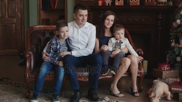 Familia feliz en el árbol de Año Nuevo — Vídeos de Stock