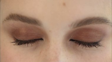 Bir genç kızın yakın çekim güzel gözleri