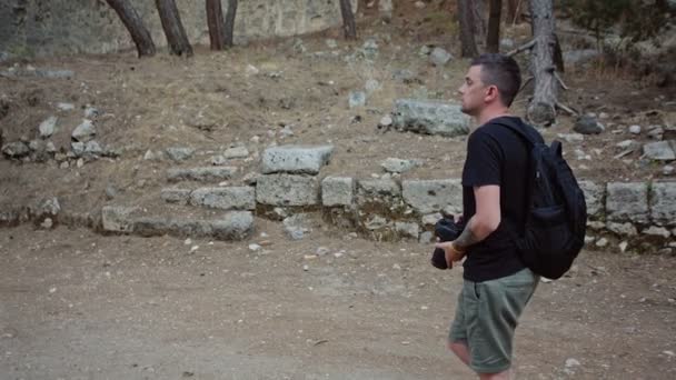 Fotógrafo viajero en las ruinas de la ciudad antigua — Vídeo de stock