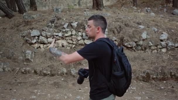 Fotógrafo viajero en las ruinas de la ciudad antigua — Vídeos de Stock