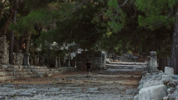 Fotógrafo viajero en las ruinas de la ciudad antigua — Vídeos de Stock