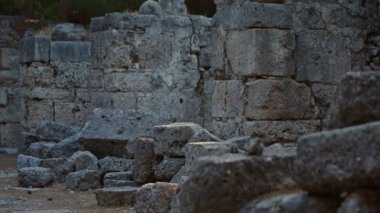 gün batımında eski bir kale kalıntıları