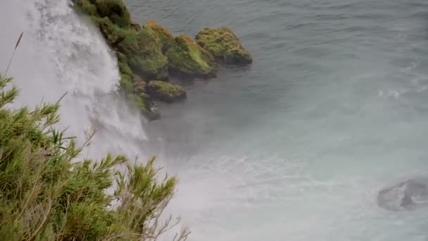 Ein großer Wasserfall in den Bergen — Stockvideo