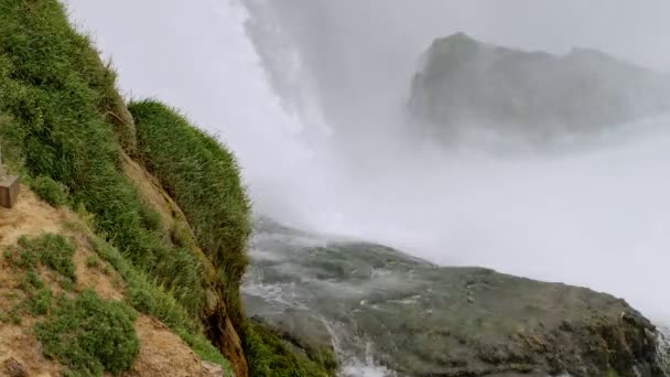 Uma cachoeira Big Mountain — Vídeo de Stock