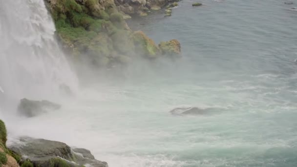 Ett stort vattenfall i bergen — Stockvideo