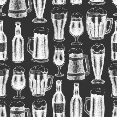 Bira bardağı dikişsiz desen. El çizimi vektör barı içeceği 