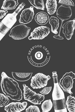 İstiridye ve şarap tasarım şablonu. Tebeşir tahtasında elle çizilmiş vektör çizimi. Deniz ürünleri afişi. Tasarım menüsü, ambalaj, tarifler, balık pazarı, deniz ürünleri ürünleri için kullanılabilir.