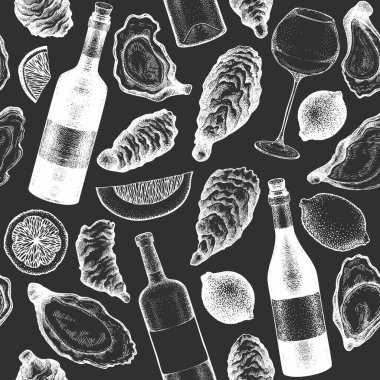 İstiridye ve şarabın dikişsiz deseni. Tebeşir tahtasında elle çizilmiş vektör çizimi. Deniz ürünleri geçmişi. Tasarım menüsü, ambalaj, tarifler, balık pazarı, deniz ürünleri ürünleri için kullanılabilir.
