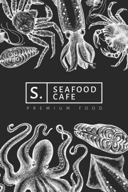 Deniz ürünleri tasarım şablonu. Tebeşirle çizilmiş el yapımı deniz ürünleri çizimi. İşlenmiş stil yemek afişi. Eski deniz hayvanları arka planı
