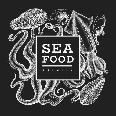 Deniz ürünleri tasarım şablonu. Tebeşirle çizilmiş el yapımı deniz ürünleri çizimi. İşlenmiş stil yemek afişi. Eski deniz hayvanları arka planı