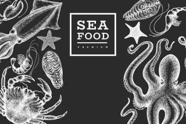 Deniz ürünleri tasarım şablonu. Tebeşirle çizilmiş el yapımı deniz ürünleri çizimi. İşlenmiş stil yemek afişi. Eski deniz hayvanları arka planı