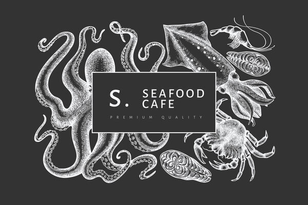 Шаблон дизайна морепродуктов. Ручная рисованная векторная иллюстрация морепродуктов на доске. Выгравированный баннер с едой. Ретроморские животные