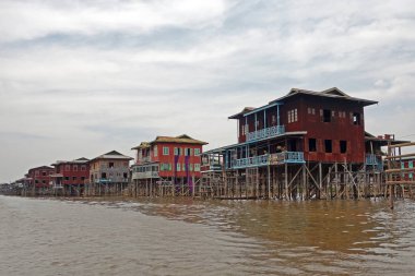 Inle Gölü ahşap Tepedeki Ev