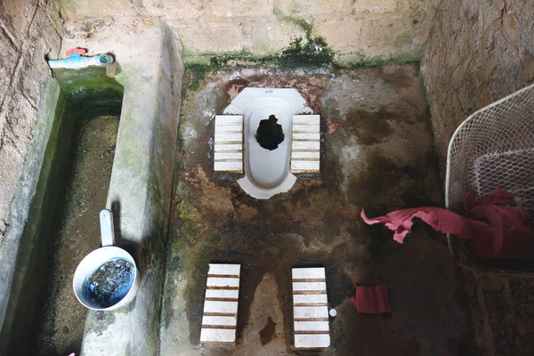 Vecchia toilette nella casa di campagna — Foto Stock