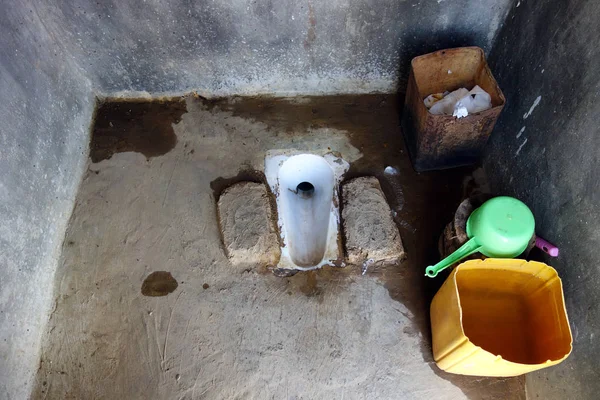 Vecchia toilette nella casa di campagna — Foto Stock